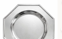 Assiette de service hexagonale classique en aluminium argenté, idéale pour la table à manger à la maison et comme base de service simple et durable.