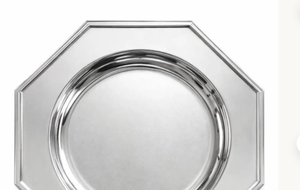 Plato de presentación hexagonal clásico de aluminio plateado, ideal para la mesa del comedor y como base de servicio simple y duradera. - Product Image 2