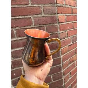 แก้วทองแดงโบราณ ด้ามจับทองเหลือง ช้อนเคลือบแลคเกอร์ แก้วเบียร์แฟนซีแบบใช้ซ้ำได้ 500 มล. เก็บความร้อน ฉนวนกันความร้อน สแตนเลส ป้องกันการรั่วซึม - Product Image 5