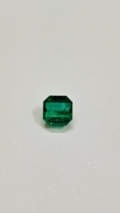 มรกตธรรมชาติ 3.90 กะรัต ทรงเหลี่ยม ตัดแบบ Emerald Cut ต้นกำเนิดจากประเทศแซมเบีย ได้รับการรับรองจาก IGI คุณภาพเกรด AAA+ ความใสเยี่ยม สีเขียวสดใส จาก Sadiya International - Product Image 3