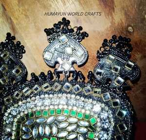 HUMAYUN WORLD CRAFTS Pièce d'art décorative en métal brodé à la main en forme de cœur avec des pierres vertes et blanches - Product Image 5