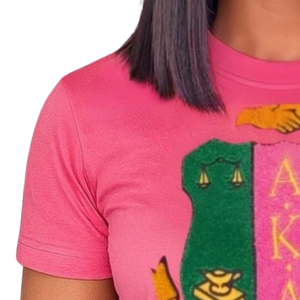 เสื้อยืด AKA Shield Chenille ปักลายตราสัญลักษณ์กรีก ผ้าฝ้ายพรีเมียม เสื้อผ้าลำลองสำหรับชมรม - Product Image 5