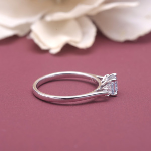 Bague de fiançailles à trois pierres en diamant de laboratoire taille coussin certifié IGI, or blanc/jaune et rose 18 carats, bague trilogie en diamant - Product Image 6