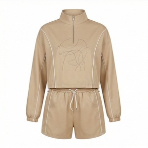 Conjunto deportivo de 2 piezas para mujer, top de manga corta de poliéster tejido con cremallera y pantalones cortos por encima de la rodilla, color beige sólido, primavera verano - Product Image 1