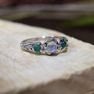 Anillo de Plata de Ley 925 con Tres Piedras Naturales de Piedra Lunar y Ónix Verde, Anillo de Piedras Preciosas con Textura Orgánica Hecho a Mano para Mujer - Product Image 6