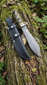 Couteau de chasse en acier Damas, lame à pointe clip, manche en bois de cerf, avec étui en cuir noir, fait main et personnalisé - Product Image 4
