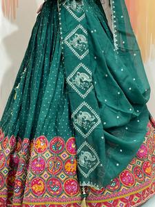 Conjunto de Ropa Étnica de Boda para Mujer, Chaniya Choli de Seda Bombay Premium con Bordado a Mano con Espejos Reales y Dupatta de Chinnon - Product Image 6