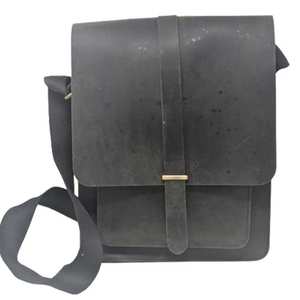 Sac messager en cuir de haute qualité pour homme, fabriqué en Inde, avec port de charge USB, corps imperméable et emballage portable - Product Image 4