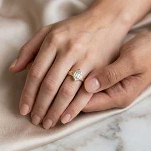 แหวนเพชรทรงหกเหลี่ยม 2 กะรัต ฝังแบบ Bezel Set ทองคำขาว 14K แกะสลักลายอาร์ตเดโคด้วยมือ แหวนแต่งงาน แหวนหมั้นแบบพิเศษ - Product Image 6