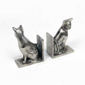 Lot de 2 serre-livres décoratifs en aluminium argenté antique, sculptures de chats en métal texturé, élégants supports de livres - Product Image 6