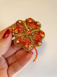 Broche artisanale colorée brodée de perles, accessoire de mode artistique pour toutes les occasions - Product Image 1