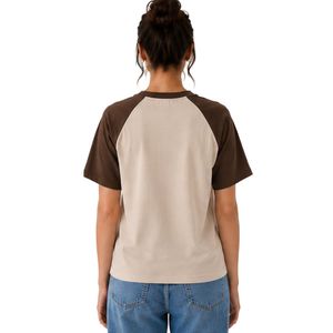 เสื้อยืดแขนสั้นคอกลมสีเบจและสีน้ำตาลสำหรับผู้หญิง พิมพ์ลายกราฟิกแมวน่ารักและผีเสื้อ ผ้าฝ้ายลำลอง สั่งทำได้ตามแบบ OEM ODM - Product Image 2