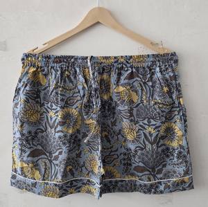 Ensemble de pyjama en coton imprimé floral vintage, élégance botanique, bleu ardoise et ocre, vêtements de nuit d'été, séchage rapide, respirant - Product Image 2