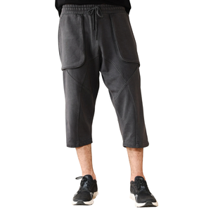 Shorts cargo 3/4 en molleton anthracite pour homme, taille élastique avec cordon de serrage, grandes poches à rabat, coupe ample, style streetwear, fabrication OEM, vente en gros - Product Image 1