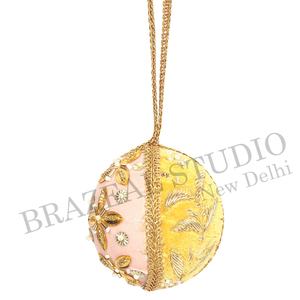 บราซีล สตูดิโอ งานแฮนด์เมด ผลิตภัณฑ์รักษ์โลก ผ้ากำมะหยี่ ผ้าซาติน ประดับลูกปัด ปักลาย ตกแต่งต้นคริสต์มาส ขนาด 4 นิ้ว 10 ซม. ผลิตตามสั่ง สีทอง จากโรงงาน - Product Image 5