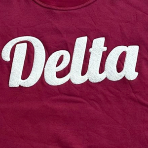 เสื้อสเวตเชิ้ตสีมารูนปักลายเดลต้าเชนิลล์แบบกำหนดเอง  ลายกรีก DST สำหรับฤดูหนาวและฤดูใบไม้ร่วง ผ้าฝ้าย 100% ด้านหน้ามีลาย 1913 ที่แขนเสื้อ - Product Image 2