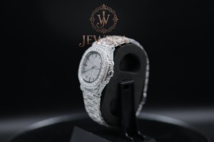 Montre de luxe en cuir avec diamants Moissanite pour cadeaux de fiançailles, mariages et célébrations d'anniversaire, disponible à la vente - Product Image 4