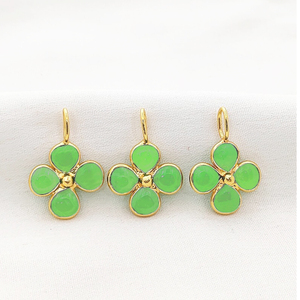 Colgante de Calcedonia Verde en Forma de Trébol de 5mm, Bisel Liso, Hecho a Mano, con Aro de 7x5mm, Chapado en Oro - Product Image 1