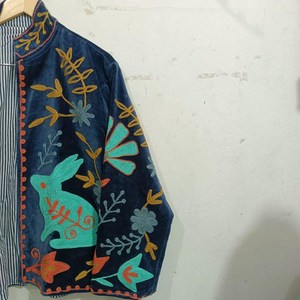 Veste Suzani en velours brodée à la main, unique et florale, pour occasions spéciales, style bohème, manteau long, blazer indien pour femmes, Karam Industries - Product Image 6