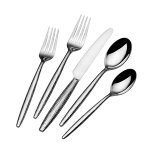 Cubiertos Metálicos Artísticos para Comedor Residencial, Diseñados para Promover Momentos Cálidos en la Mesa y una Armonía Decorativa - Product Image 1