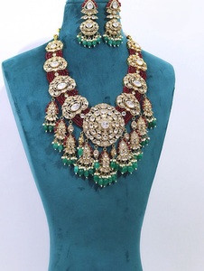 Ensemble collier et boucles d'oreilles ethniques de qualité supérieure en laiton plaqué or avec pierres, design Kundan, pour femmes, pour mariage traditionnel ou fête - Product Image 2