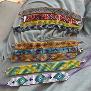 กำไลข้อมือลูกปัดทำมือ ลายหิน สีดำ/เหลือง/เงิน หลายสี งานฝีมือ NOUSHAD รุ่น NH-762 รับรองโดย IGI - Product Image 1