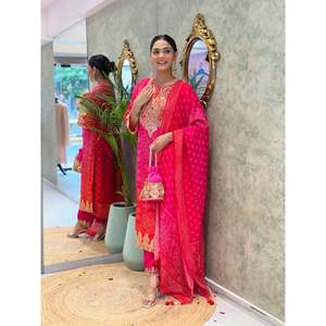 El elegante conjunto de traje de fiesta para mujer incluye parte superior inferior y Dupatta-Beautiful Ensemble - Product Image 3