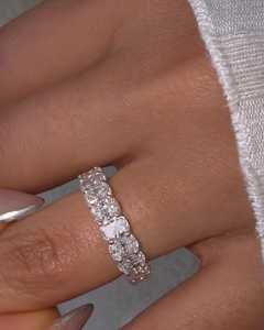 Anillos de compromiso y boda de eternidad completa con diamantes cultivados en laboratorio de 9 quilates, corte cojín alargado, engaste de púas compartidas, personalizados en oro macizo de 14K/18K - Product Image 5