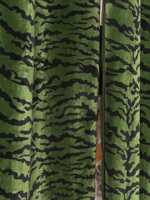 Rideaux en velours vert émeraude à rayures tigrées, draperies imprimées animalières maximalistes, décoration jungle glamour pour la maison