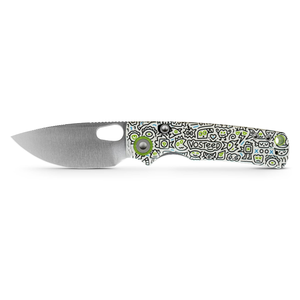 Navajas Plegables con Mango con Diseño de Doodle Blanco, Hoja Satinada Tipo Sheepsfoot, Orificio de Apertura con el Pulgar y Pivote Verde para Uso en Exteriores - Product Image 1
