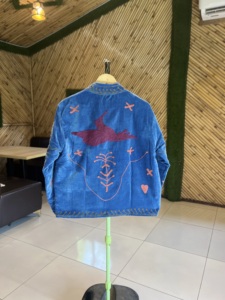Blouson bomber brodé en coton bleu fait main |   Veste unisexe écologique respirante à motif floral pour l'automne et l'hiver |   Artisan Bohème - Product Image 5