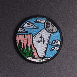 Patch brodé circulaire avec motif montagne et avion, appliqué thermocollant pour vêtements et cadeaux - Product Image 1