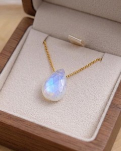 Collier en Pierre de Lune, Pendentif Cristal de Guérison, Bijou de Protection, Pierre Énergétique, Cadeau Spirituel, Collier Minimaliste Doré - Product Image 2