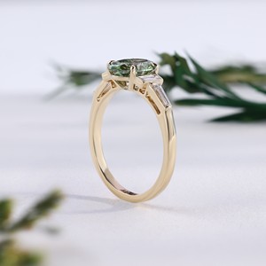 Anillo de Compromiso de Lujo en Oro Amarillo con Diamante de Corte Oval Verde Oliva, Anillos de Boda Clásicos con Piedras Laterales en Baguette, Joyería Fina - Product Image 3