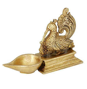 Diya tradicional de latón con diseño de pavo real montada sobre un pedestal rectangular, disponible a precios de mayorista. - Product Image 1