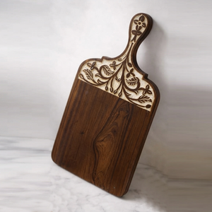 Tabla de cortar de madera de nogal bicolor única con asa integrada de doble tono, perfecta para cortar verduras - Product Image 6