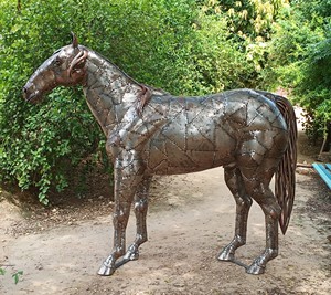 Escultura de caballo de metal para jardín - Product Image 1