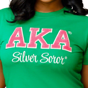 T-shirt en chenille AKA Silver Soror, vert et rose, avec lettres grecques brodées, en coton premium, vêtement décontracté pour sororité - Product Image 6