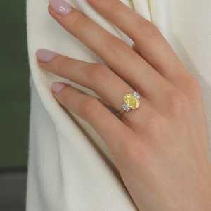 Anillo de Compromiso con Diamante de Laboratorio Ovalado Amarillo Intenso de 3 Quilates, Oro Blanco de 14K, Certificado IGI - Product Image 2