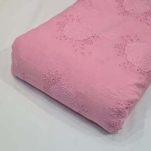 Tissu brodé de qualité supérieure conçu pour la mode moderne et les collections de vêtements élégants. Ce tissu présente de belles qualités. - Product Image 4