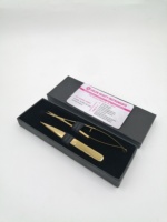 Pince à épiler plaquée or en acier inoxydable à pointe fine avec ciseaux à ressort pour la coupe des poils des sourcils et emballage en boîte cartonnée.