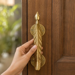 Poignée de porte SHUBHAM en laiton motif paon, robuste, pour intérieur, finition or satiné, design moderne, écologique, étanche, pour placard - Product Image 6