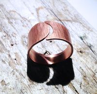 Bague décorative moderne en cuivre avec finition personnalisable, certifiée IGI, pour les amateurs de mode ethnique et de bijoux de mariage unisexe