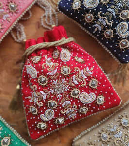 Pochette de soirée artisanale en velours rouge avec cordon de serrage perlé doré pour mariage - Product Image 1
