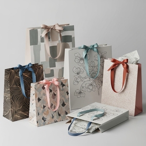 ถุงกระดาษอาร์ตพิมพ์ลายตามสั่ง เคลือบด้านหรูหรา ย่อยสลายได้ เป็นมิตรกับสิ่งแวดล้อม รีไซเคิลได้ พร้อมหูหิ้วทันสมัย สำหรับบรรจุภัณฑ์ของขวัญและขายปลีก - Product Image 5