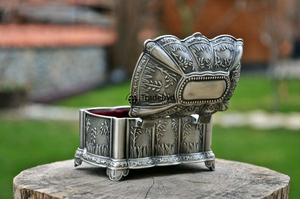 Boîte de rangement en métal élégante faite à la main, accent de luxe pour la maison par Tradebyd - Product Image 5