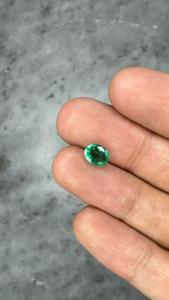พลอยมรกตธรรมชาติจากเหมืองแซมเบีย รับรองโดย GIA น้ำหนัก 1 กะรัต รูปทรงวงรี สีเขียว สำหรับทำแหวนหรือจี้ งานสั่งทำพิเศษ พร้อมคุณสมบัติการเปลี่ยนสี - Product Image 5
