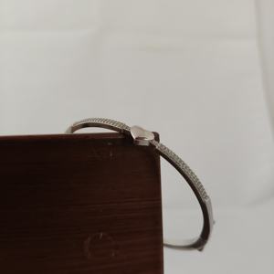 Revalia - Brazalete de Plata de Ley 925 con Diseño de Corazón y Diamantes, Chapado en Plata, Minimalista, Romántico, con Micro Pavé, Joyería Elegante - Product Image 3