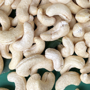 Meilleur prix pour les noix de cajou brutes de la marque Santigo, exportées du Vietnam vers l'Asie, l'Europe et le Moyen-Orient, qualité W240, sacs de 22,68 kg - Product Image 1