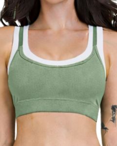 Conjunto Deportivo Personalizado para Mujer en Verde Salvia y Blanco con Contraste, Bra Deportivo y Pantalones Acampanados de Cintura Alta, Elásticos, para Yoga, Fitness y Gimnasio, Venta al Por Mayor OEM - Product Image 3
